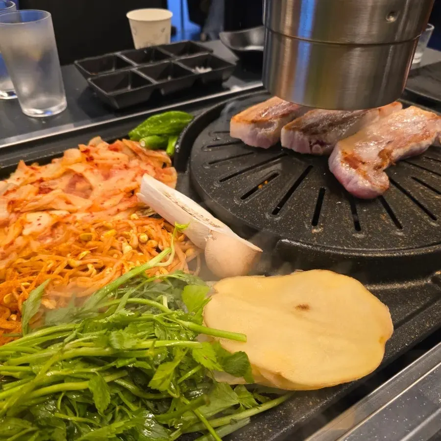 A single potato wrap topped with grilled meat