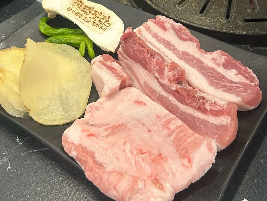 기본 반찬과 소스가 깔린 테이블