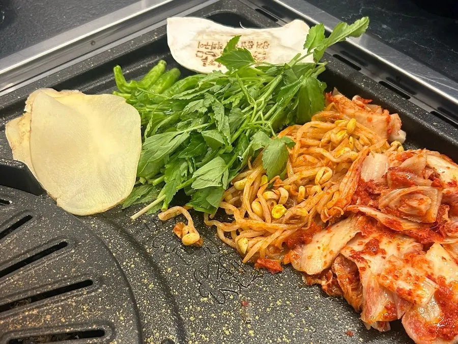 직원이 구워주는 삼겹살과 흑돼지 오겹살