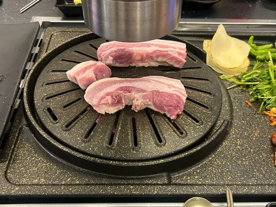 김치와 콩나물을 같이 굽는 불판