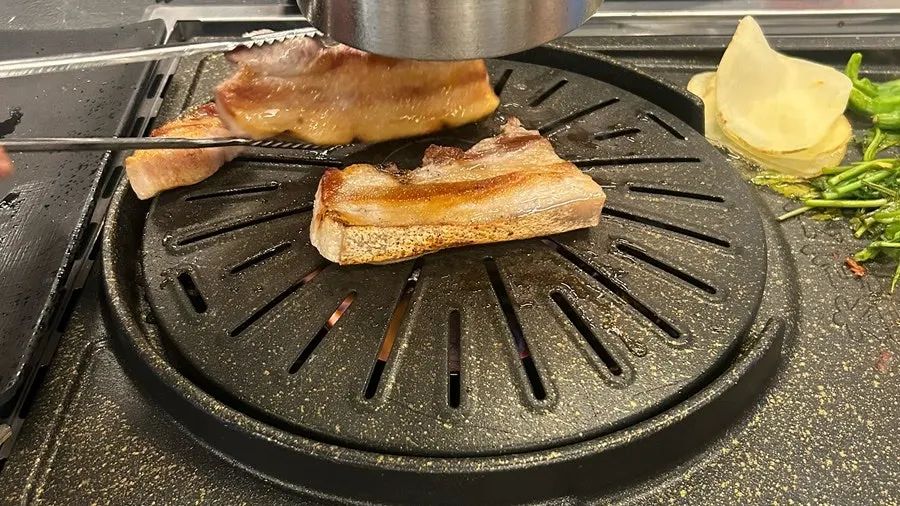 먹기 좋게 잘린 삼겹살 클로즈업