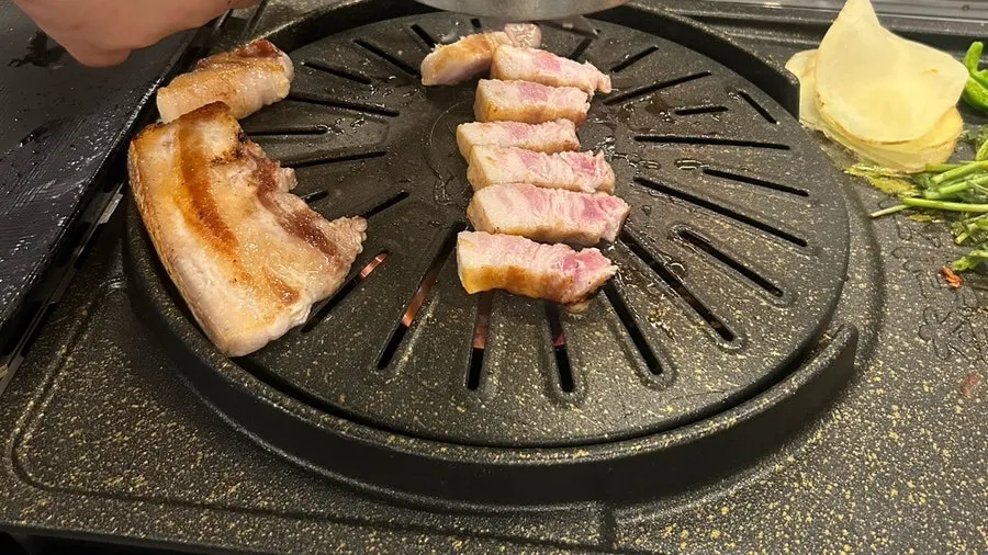 버섯와사비를 올린 고기 한 점