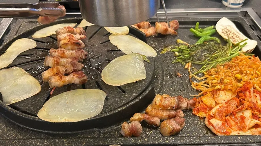 미나리와 함께 싸 먹는 삼겹살