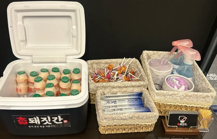 고기와 함께 나온 찌개 한 그릇