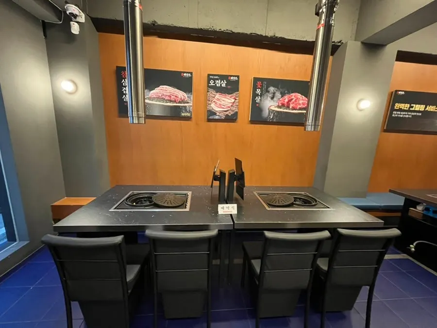 Spacious dining hall inside Cham Dwaejitgan Cheonan Dujeong Branch