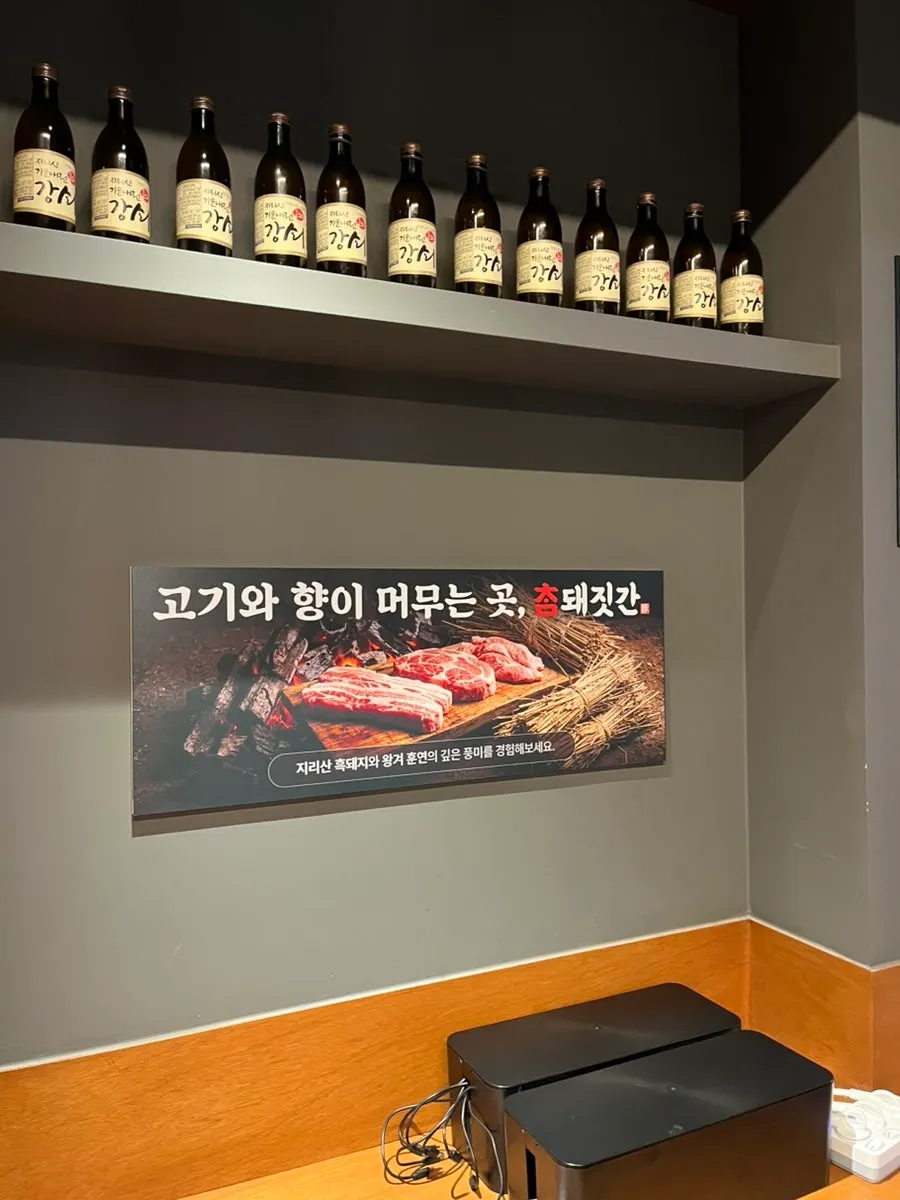 Another corner of Cham Dwaejitgan's dining area