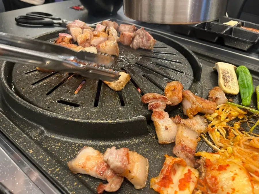 Staff-grilled meat served with wrap vegetables