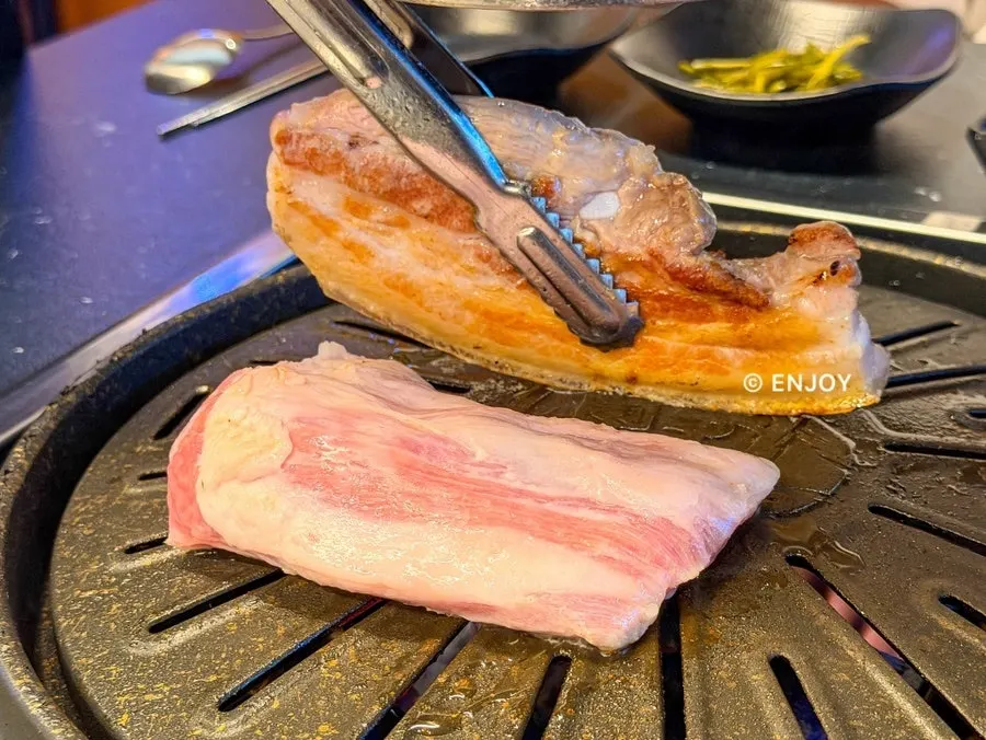 Fully cooked ogyeopsal and grilled vegetables