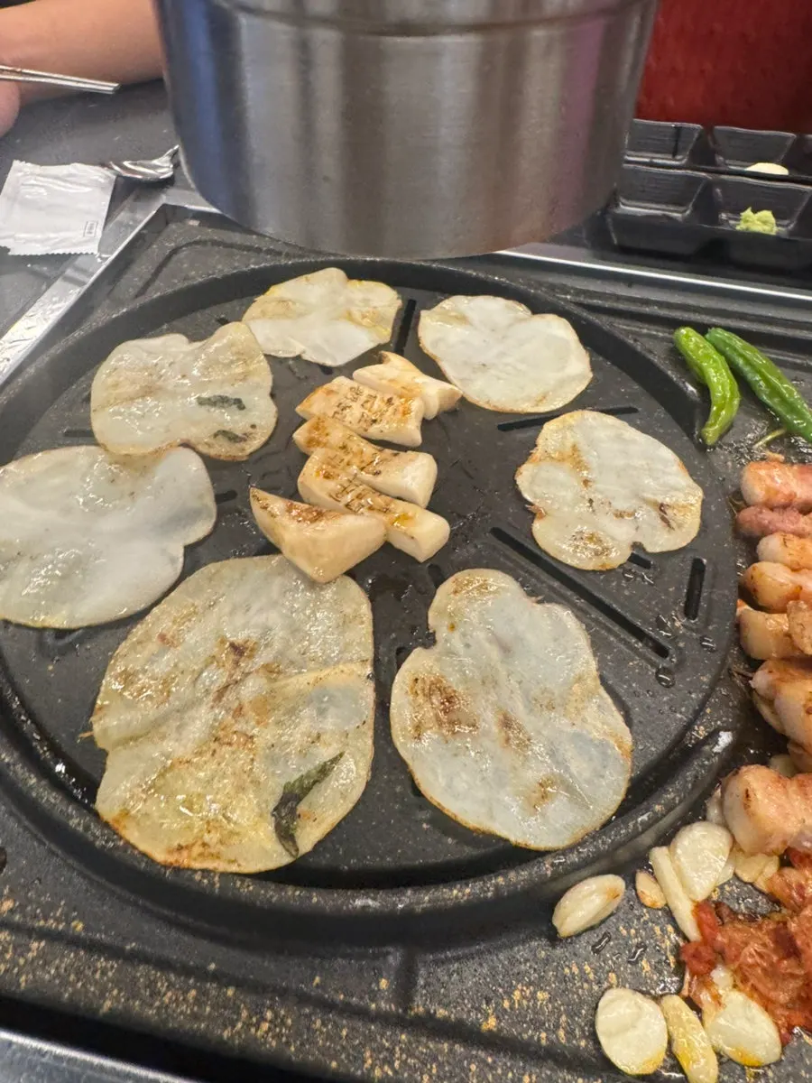 Comfortable atmosphere for eating pork at Cham Dwaejitgan Cheonan Dujeong Branch