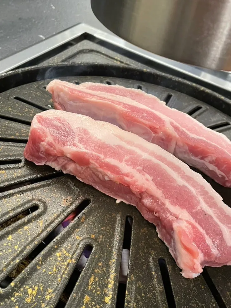 불판에 올린 보성녹돈 삼겹살