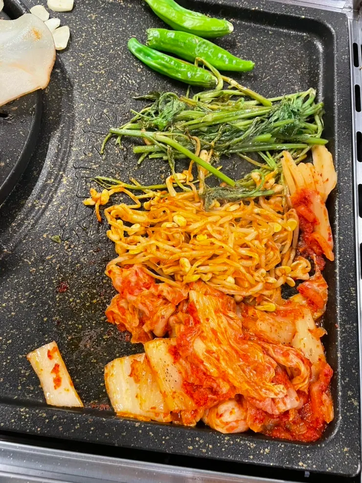 불판 가장자리에서 익는 야채