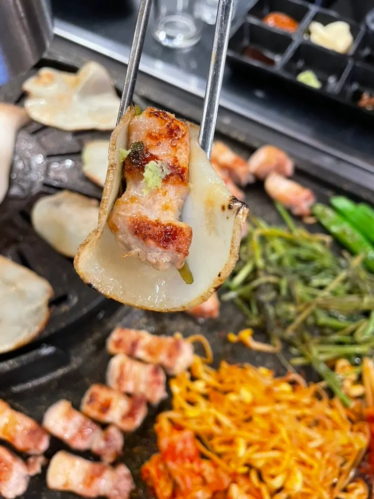 바삭하게 익은 감자슬라이스와 삼겹살
