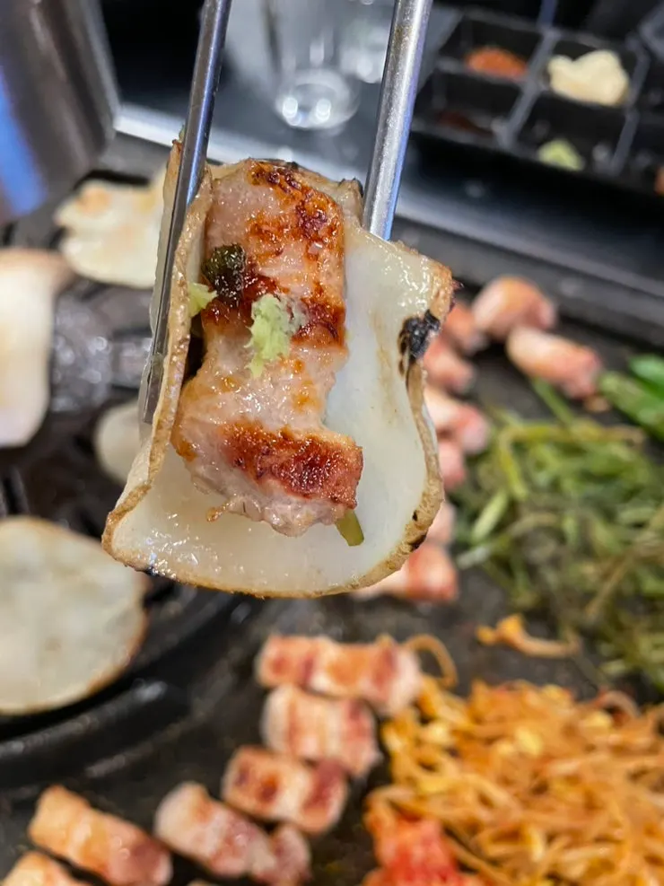 잘라 놓은 삼겹살과 밑반찬