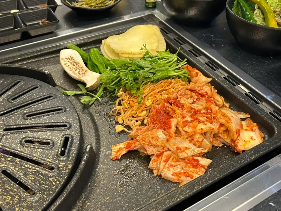 감자 슬라이스와 미나리가 포함된 기본 상차림