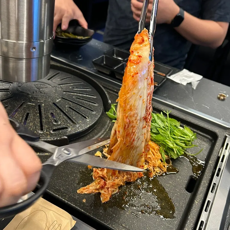 푸짐하게 올라간 김치와 콩나물무침 반찬