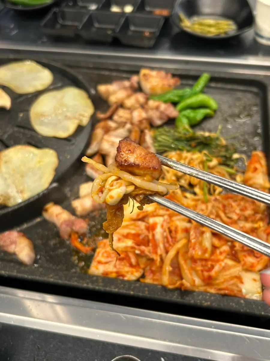 노릇하게 구워진 삼겹살과 천겹살