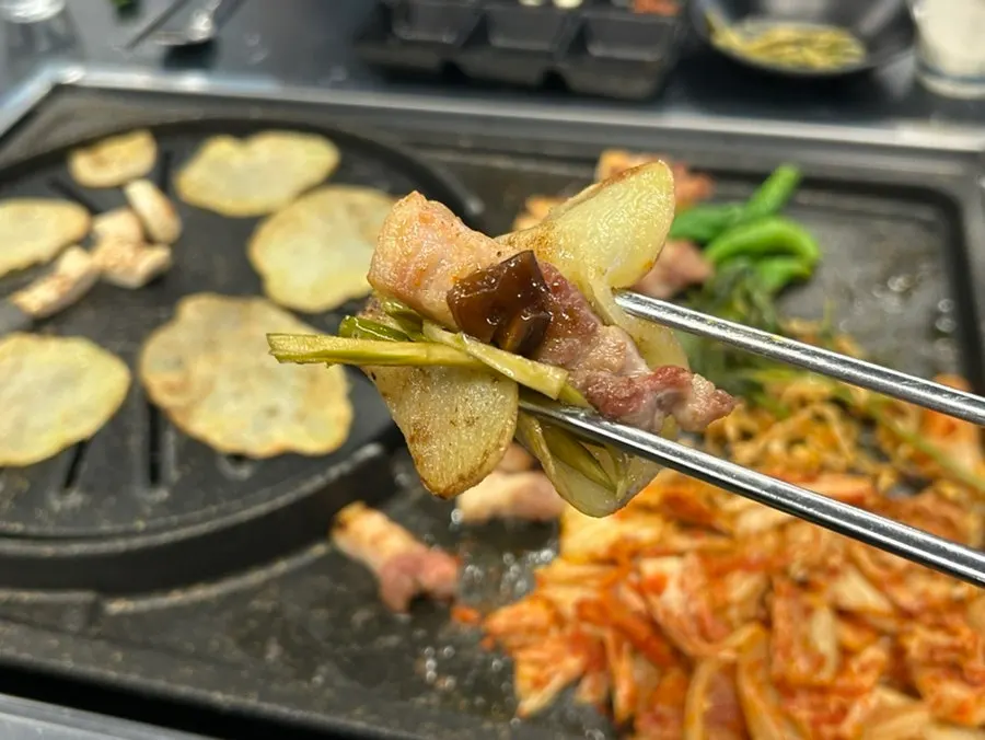 감자 슬라이스에 고기를 올린 시그니처 쌈 조합