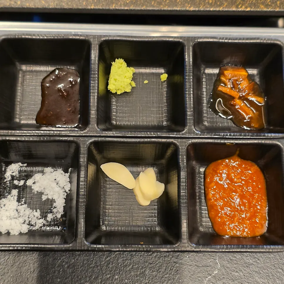 分厚い塊のサムギョプサルとキムチグリチョッポ・キノコ・ジャガイモのスライス