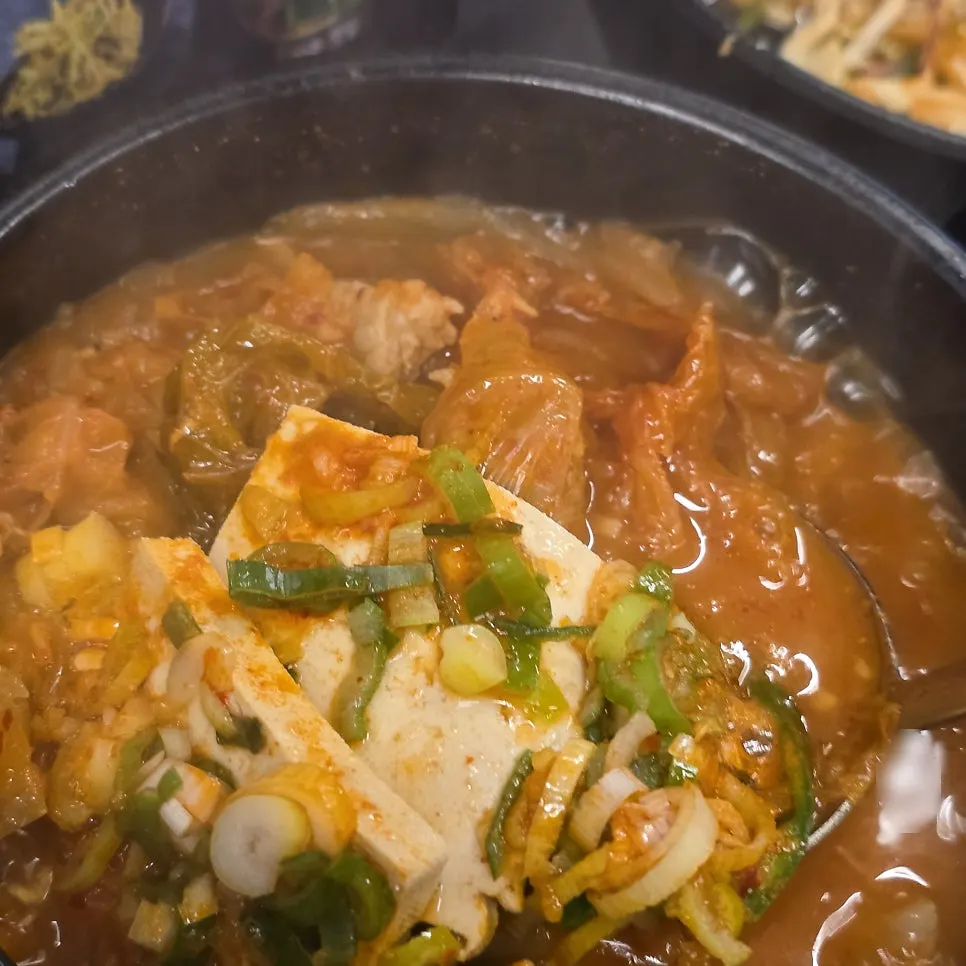 鉄板の上で香ばしく焼けていくサムギョプサル