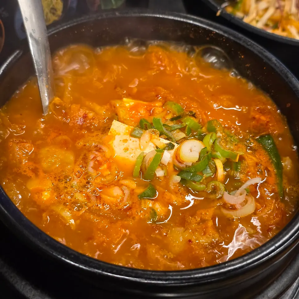 鉄板で一緒に焼かれる付け合わせ野菜