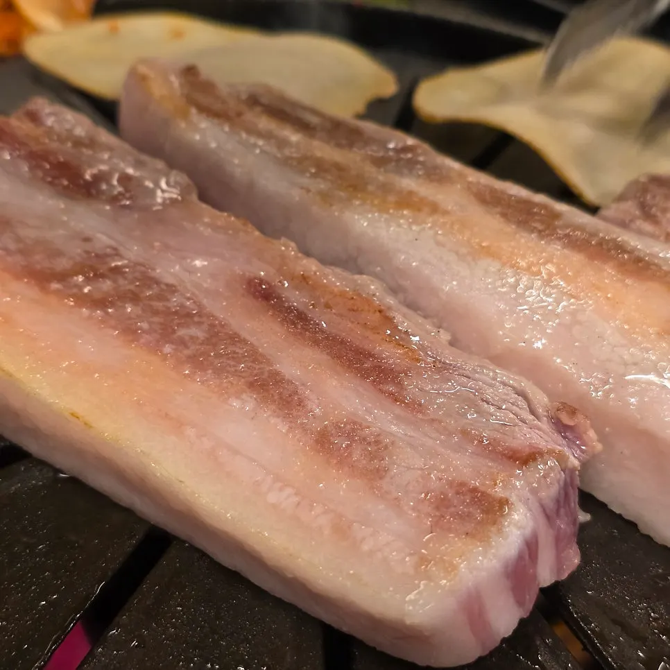 好みの大きさに切って焼いたサムギョプサル