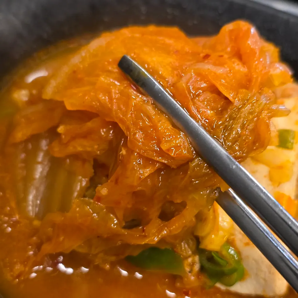 包み野菜と共に並べられたサムギョプサルの食卓