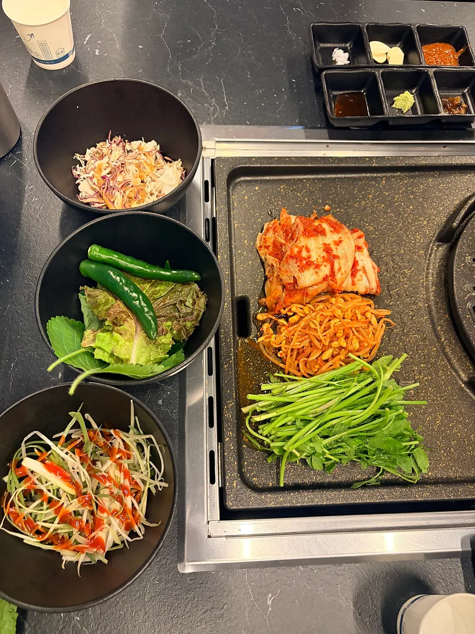 미나리와 콩나물, 파절이 등 반찬