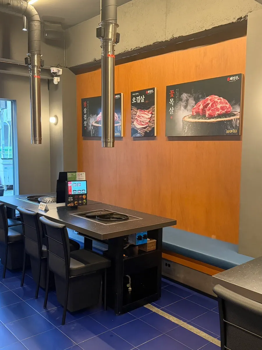 Interior seating atmosphere at Cham Dwaejitgan Dujeong Branch