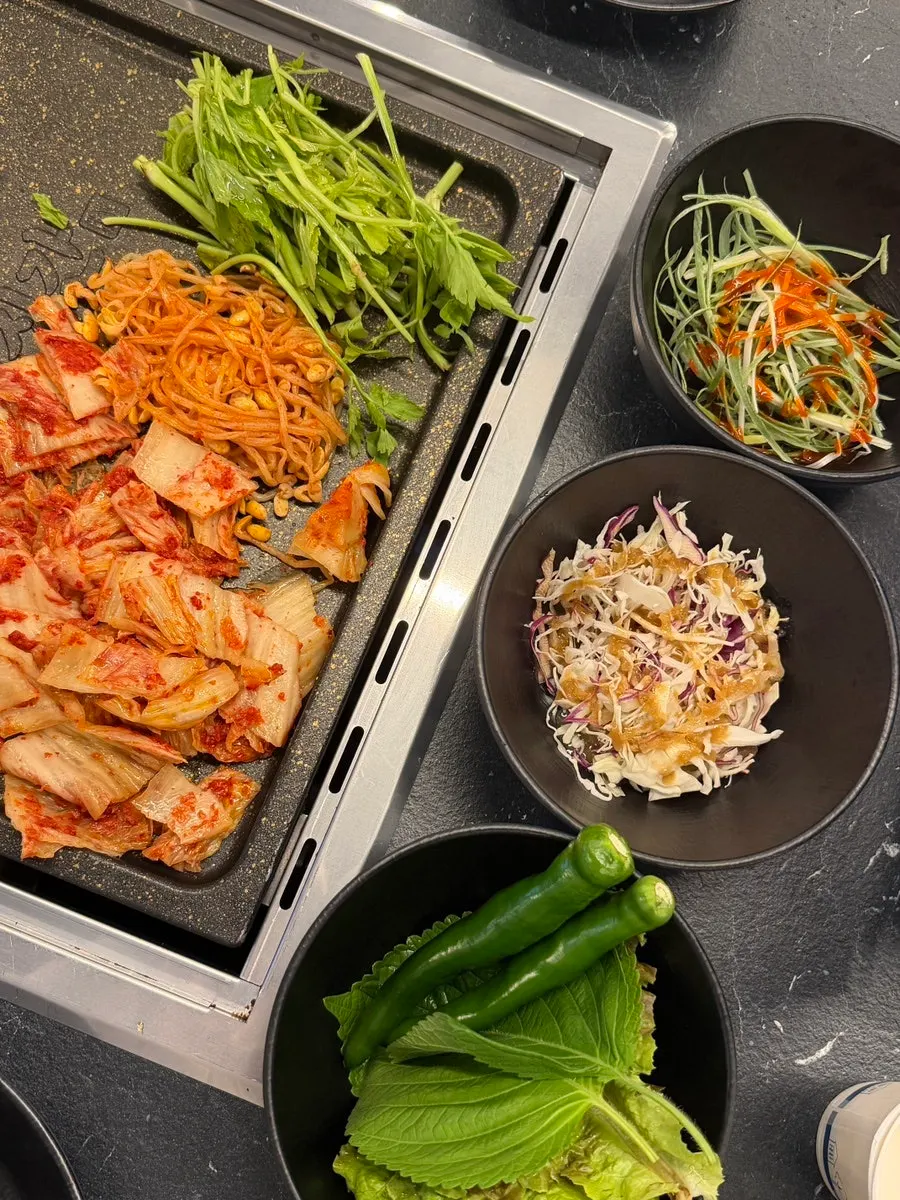 Grill that cooks meat and kimchi and minari separately