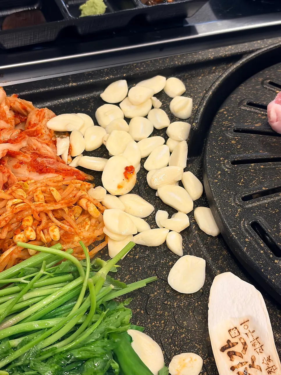 불판 위에서 함께 구워지는 콩나물과 김치