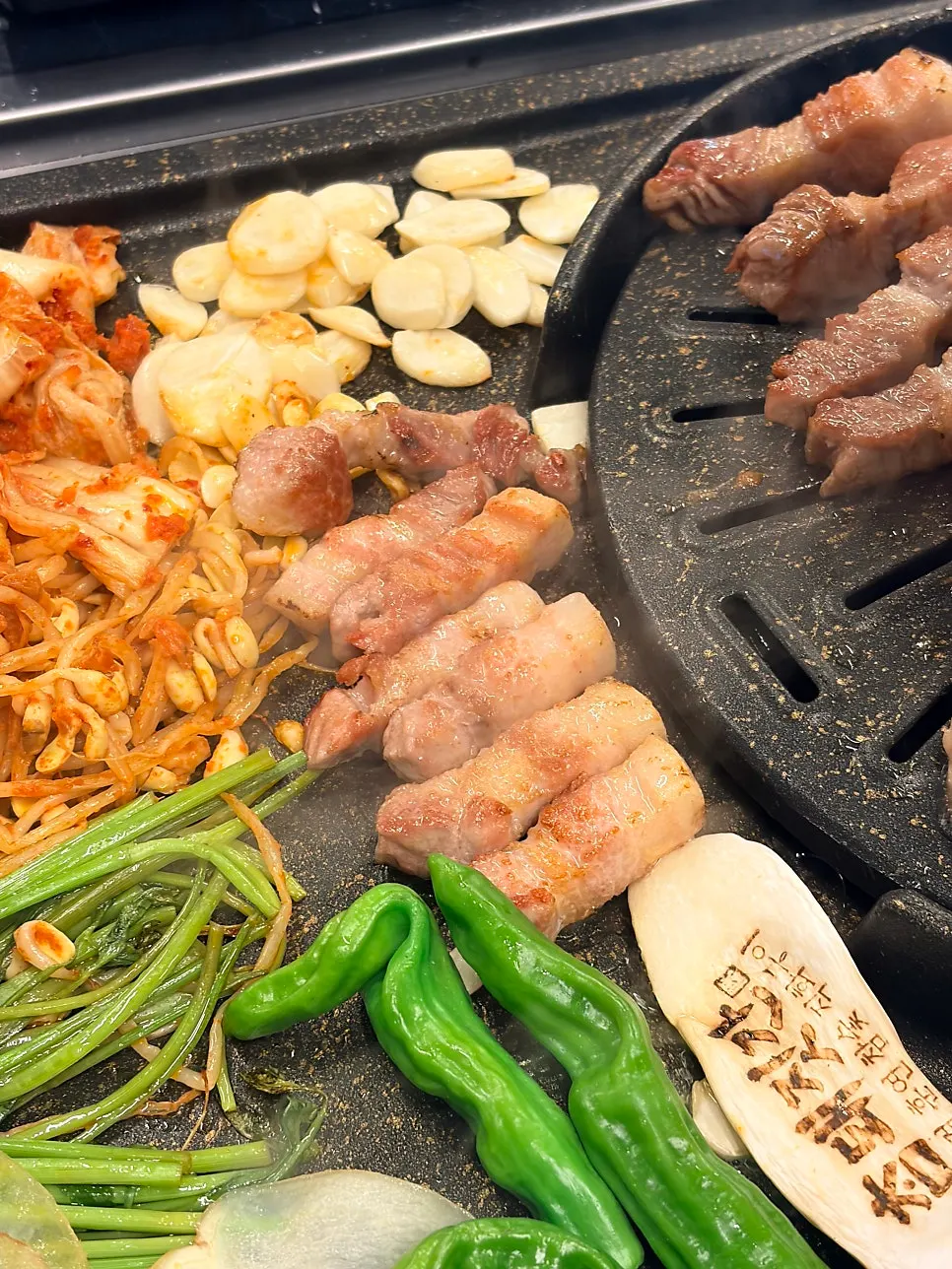 미나리로 싼 돼지고기 한 점