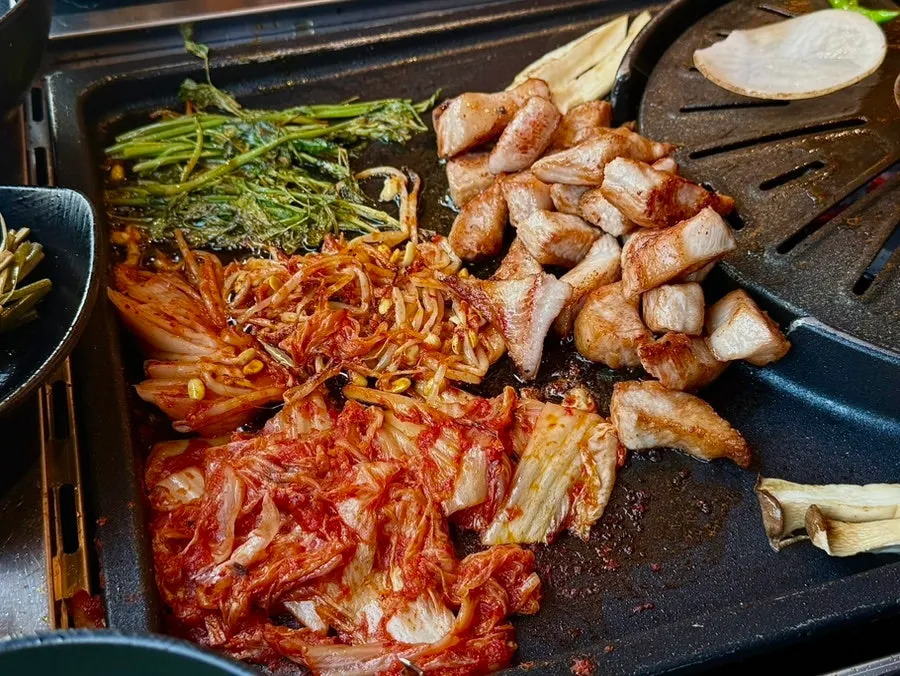 온기를 유지하는 네모난 불판으로 옮긴 고기