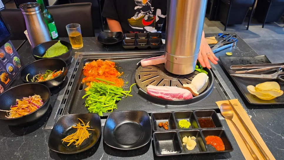 Guide explaining how to eat and describing the sauces