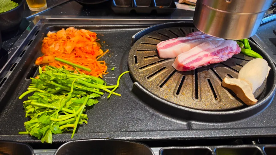 Cross-section of black pork oergyeopsal showing the fat