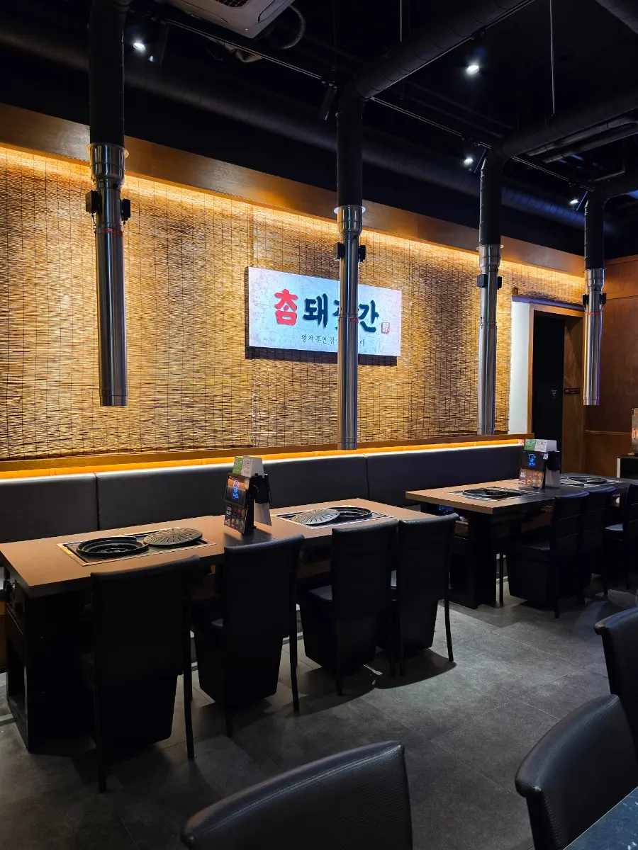 Interior of the 80-pyeong restaurant with hanging exhaust ducts
