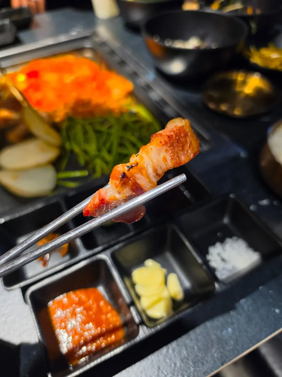 Cross-section of grilled samgyeopsal cut into bite-sized pieces