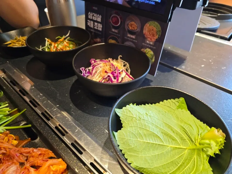테이블마다 내려온 대형 환기 후드
