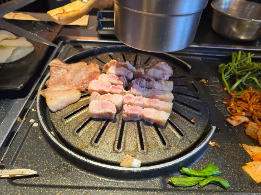 불판에 올린 두툼한 생삼겹살과 목살