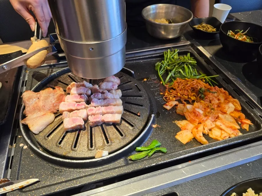 상추 깻잎 파채가 담긴 기본 쌈채소 상차림
