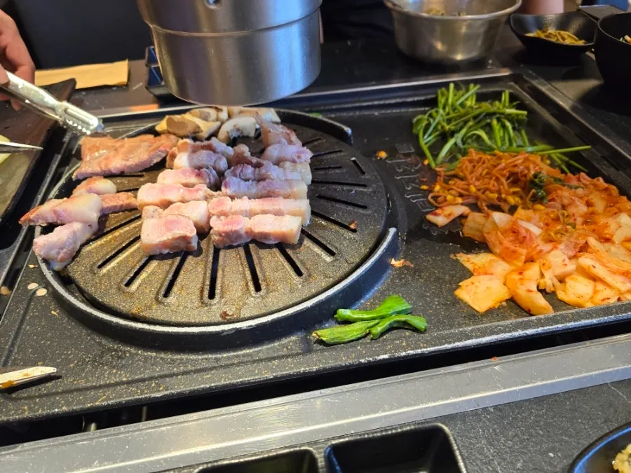 통으로 구워지는 새송이버섯과 꽈리고추