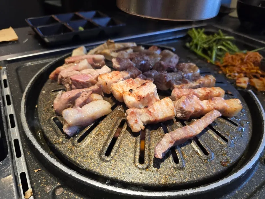 고기 기름을 머금고 구워진 김치와 콩나물