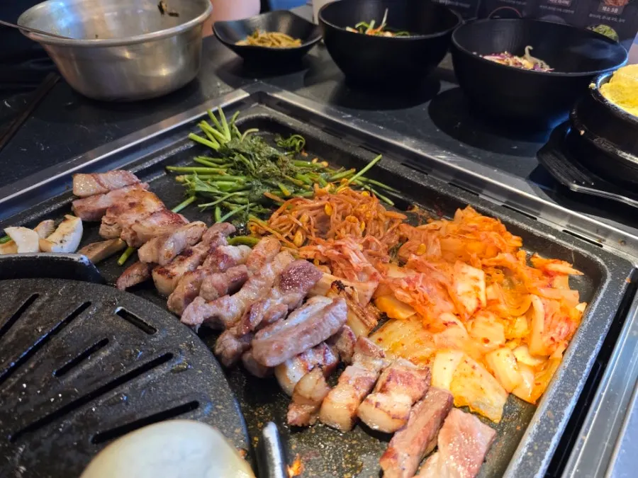 상추와 깻잎에 고기와 파채를 올린 쌈