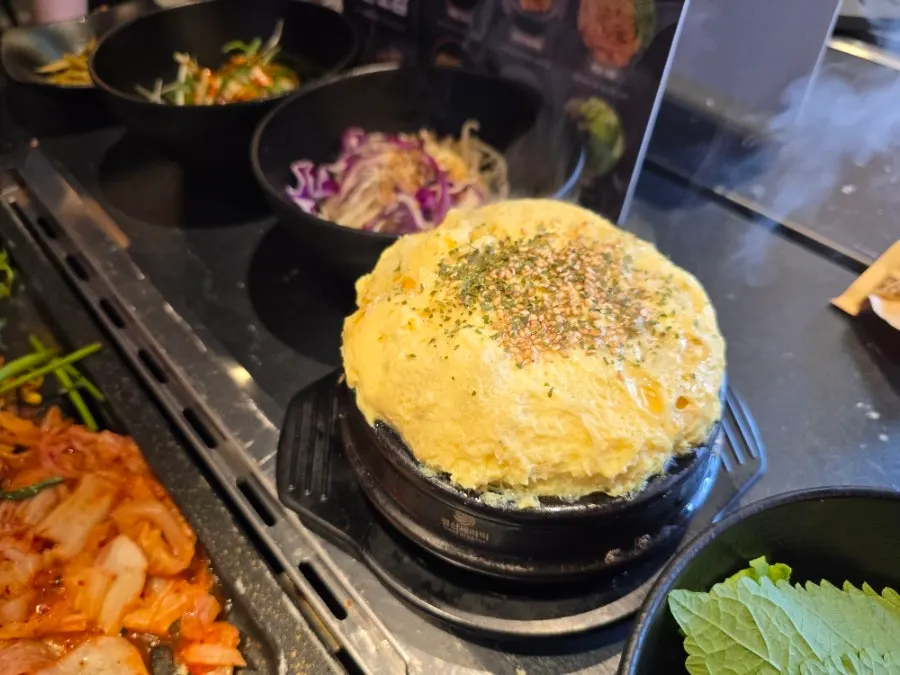 노른자를 터뜨려 비빈 간장계란밥
