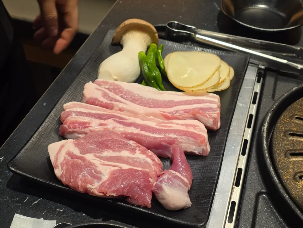 Rice-husk-smoked charcoal-grilled pork belly at Chamdwaejitgan Magok