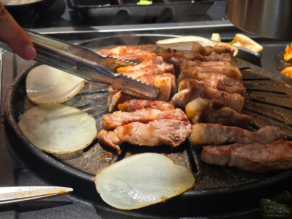 Potato ssam eating method shown on the tablet ordering system