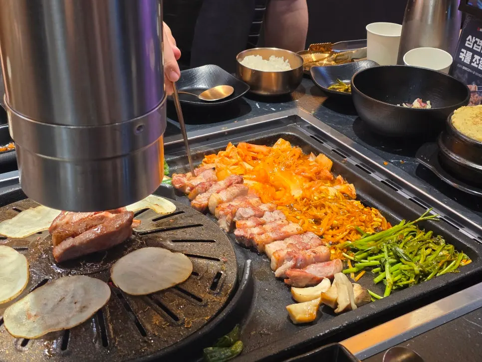 Full spread of meat and side dishes at Chamdwaejitgan Magok