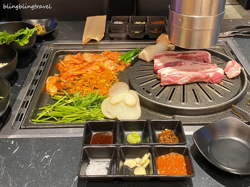 셀프바에서 담아온 쌈 채소와 반찬
