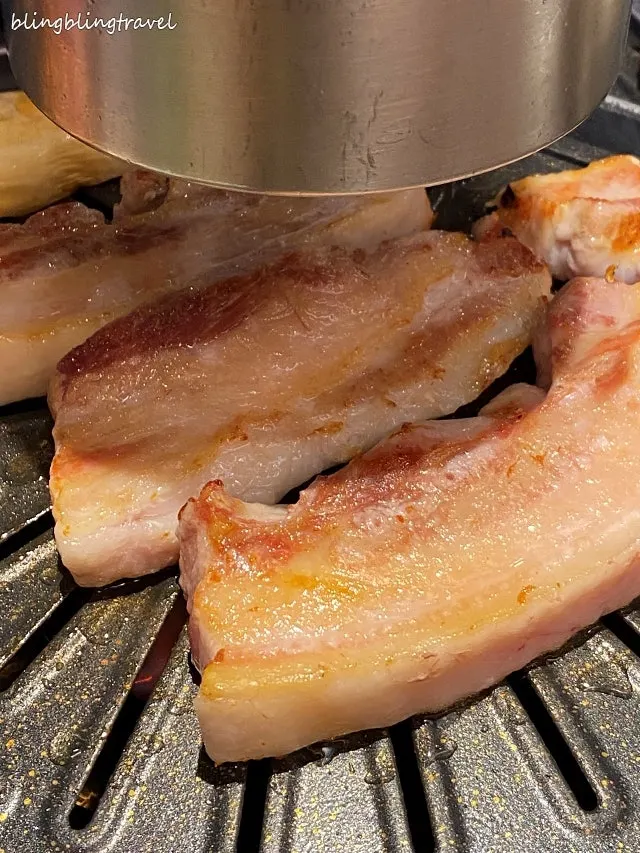 불판에 올려진 두툼한 삼겹살