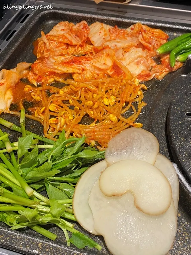 직원이 먹기 좋은 크기로 자른 삼겹살