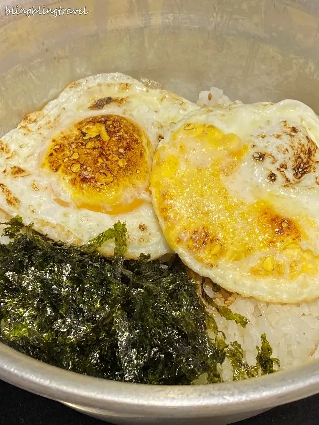 계란후라이 두 개가 올라간 간장계란밥